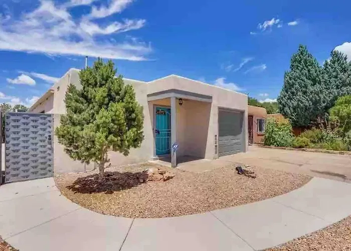 Comfy, Contemporary Quiet Retreat Vacation Home With Views